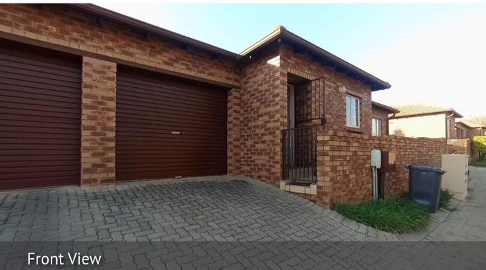 For Sale: Townhouse in Amberfield Crest with garden, visitor parking, near schools.