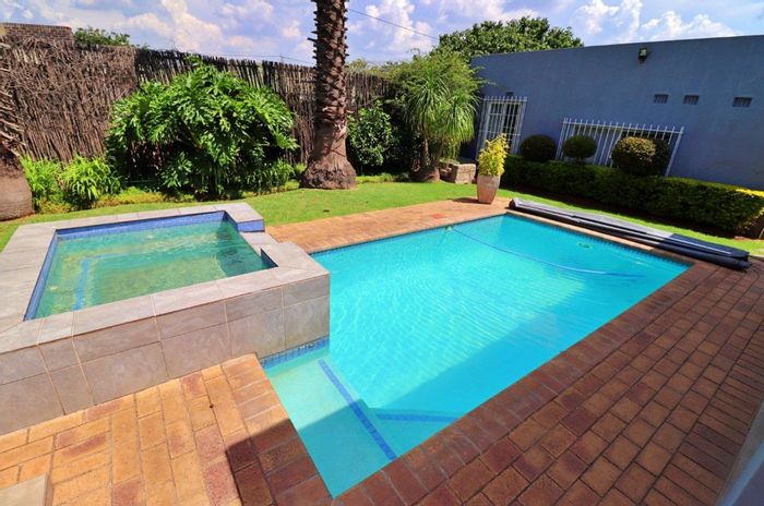 Sunnyridge House For Sale: 4 beds, pool, bar, 2 cottages, ample parking.