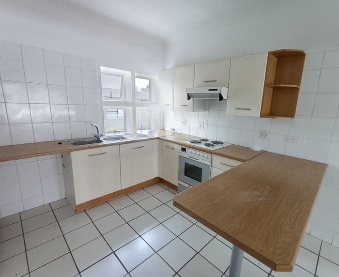 Eltonhill Apartment For Sale: 2 beds, pool, clubhouse, 24/7 security, fibre ready.
