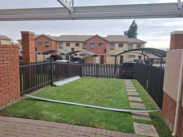 Hillside Townhouse To Rent: 2 Bedrooms, communal pool, near amenities.