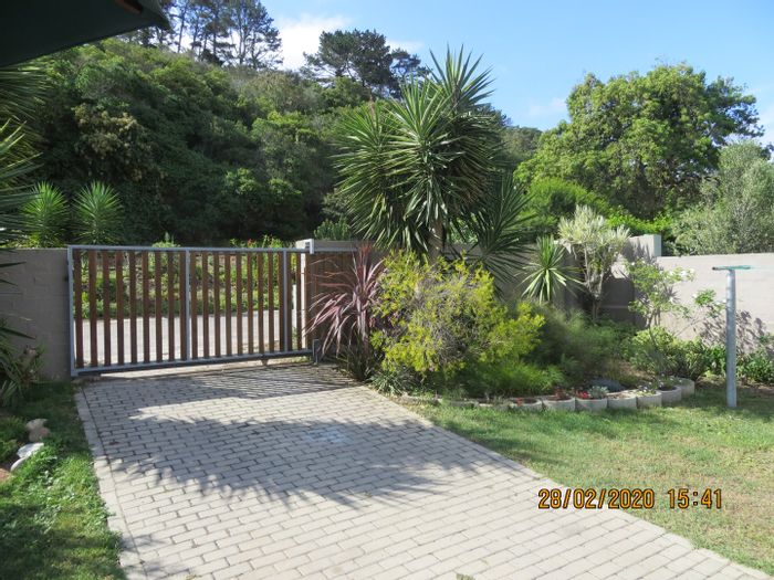 Groot Brakrivier Central House For Sale: Security, carport, flat, near amenities.