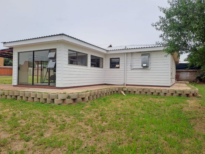 House for Sale in Vaal Marina Central: 3 beds, pool, lapa, waterfront access.