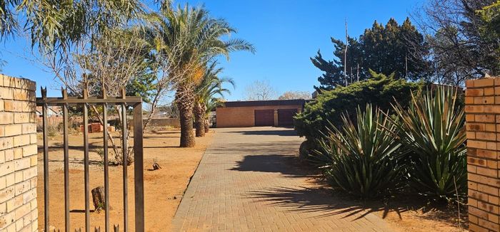 For Sale: Spitskop Sh House with 4 beds, pool, irrigation, and subdivision potential.