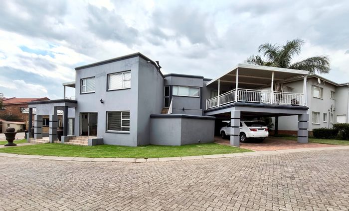 For Sale: House in Vaal Marina Central with 5 bedrooms, 2 kitchens, and bar.