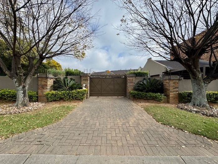 House for Sale in Boatlake Village: 3 beds, solar system, pool, office space.
