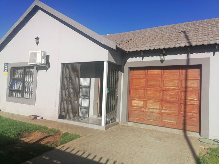 For Sale: 3-Bedroom House in Bloemspruit with Open Plan Living and Security Features.