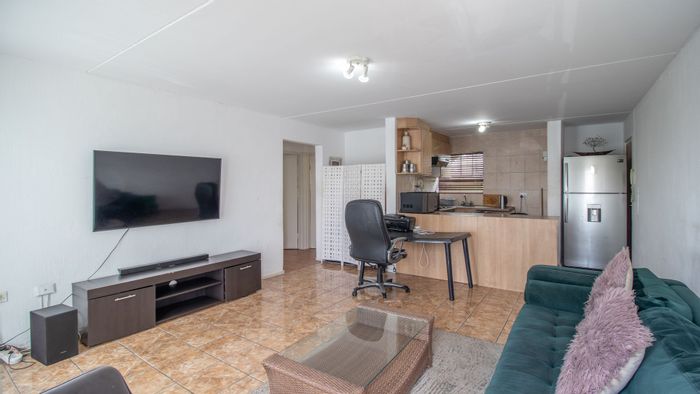 Lyndhurst Apartment For Sale: 2 beds, pool access, 24-hour security, prime location.