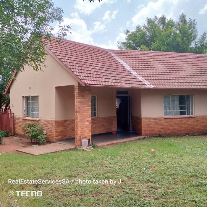 House for Sale in Stilfontein Ext 2: 3 Bedrooms, garage, flatlet, braai area.