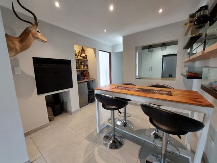 Bonaero Park House For Sale: 4 Bedrooms, pool, indoor braai, ample parking.