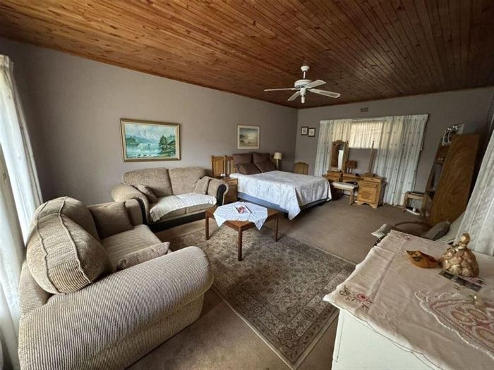 7-bedroom house in Birchleigh for sale, featuring spacious living and five bathrooms.