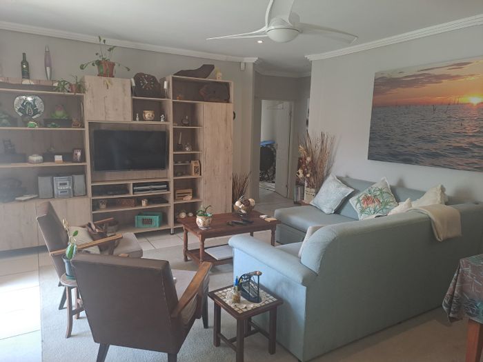 Cambridge Townhouse For Sale: 3 beds, garage, near schools and shopping.