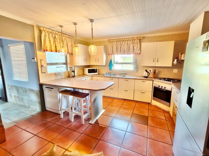 Vaal Marina Central House For Sale: Amenities include pool, playground, and boat facilities.