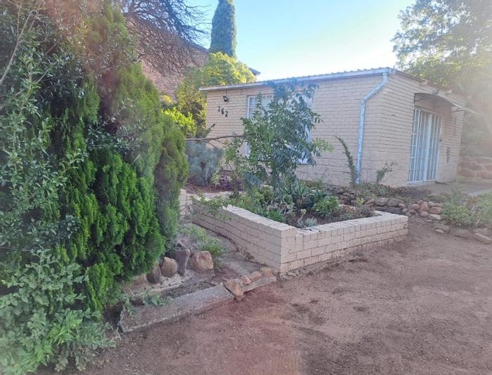 Vaal Marina Central House For Sale: Spacious stand, outdoor living, and communal waterfront access.