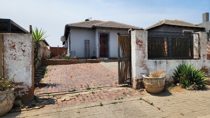 Riverside View House For Sale: 2 beds, large yard, close to amenities.