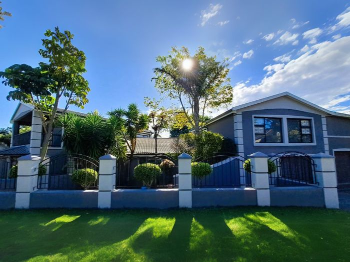 Denver Park House For Sale: 7 bedrooms, pool, flatlet, solar power, ample parking.