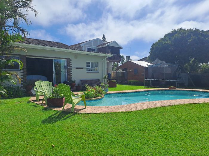 Beacon Bay House For Sale: Pool, flatlet, entertainment area, near schools and beach.