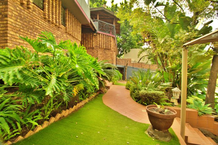 Die Wilgers House For Sale: 6 beds, pool, jacuzzi, garage, security features.