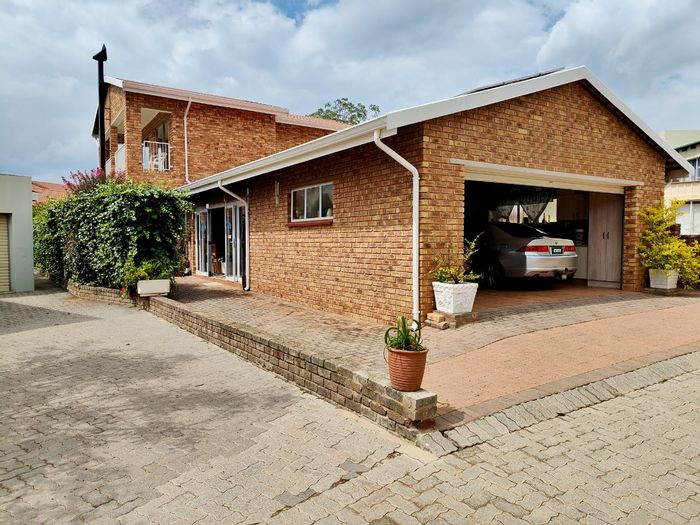 House for Sale in Vaal Marina Central: 3 beds, double garages, communal pool, boat access.