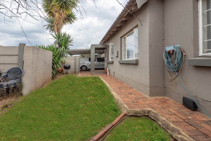For Sale: 2-Bedroom Townhouse in Allen's Nek with garden, double garage, and pool.