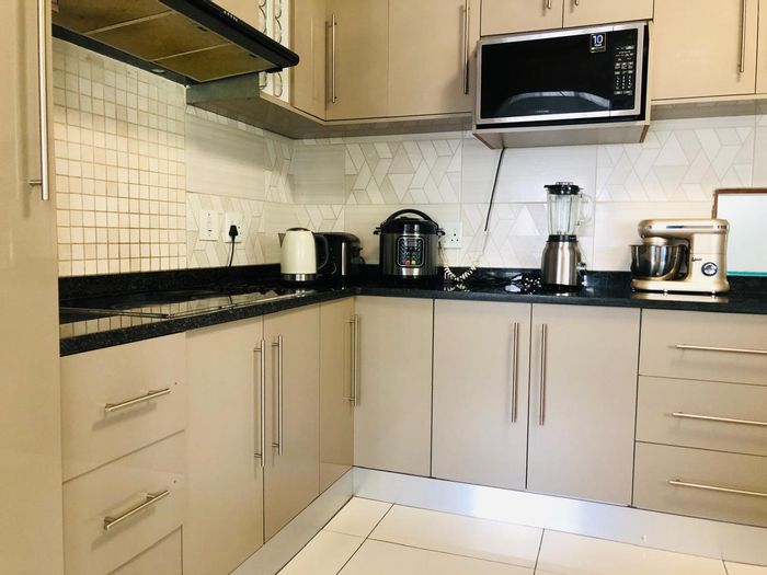 6-Bedroom House To Rent in Wychwood with income-generating cottages and pool.