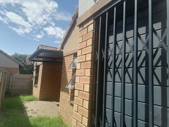 3-Bedroom Townhouse in Douglas Valley with garden, double garage, and pet-friendly complex. To Rent.
