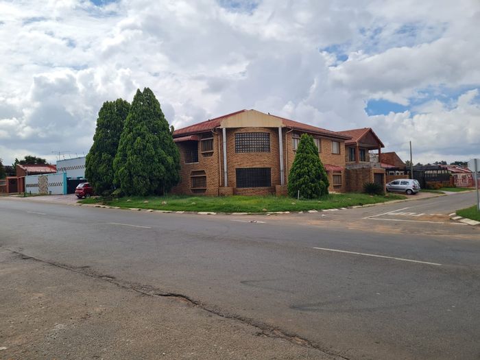 Lenasia South House For Sale: 11 bedrooms, multiple living spaces, ideal for business.