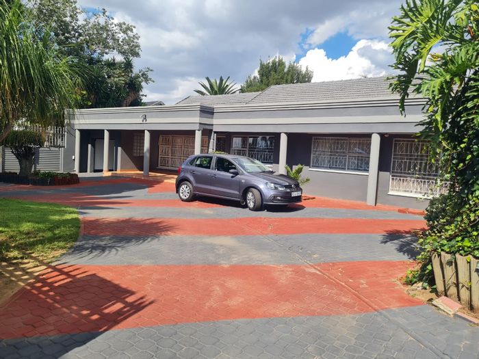 Robertsham House For Sale: 5 bedrooms, inverter, spacious garden, dual access.