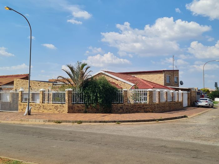 For Sale: Lenasia Ext 11 House with 3 rental units, parking, and 6 bedrooms.