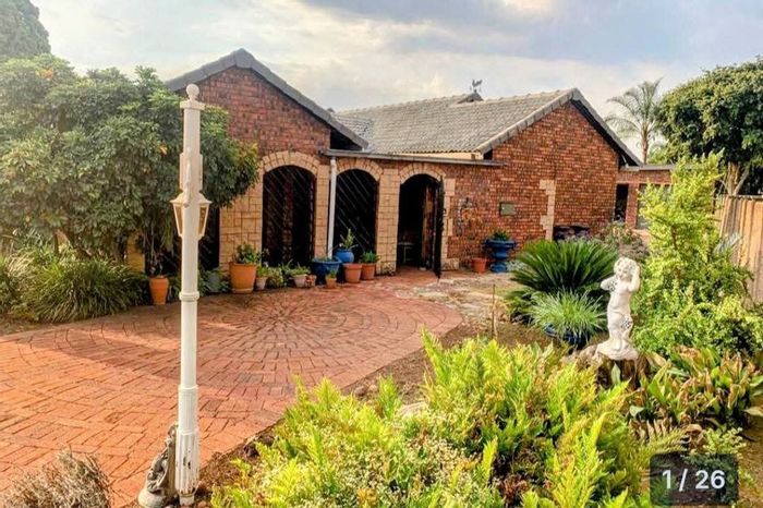 Wierda Park House For Sale: 3 Bedrooms, spacious living, entertainment patio, dual garages.