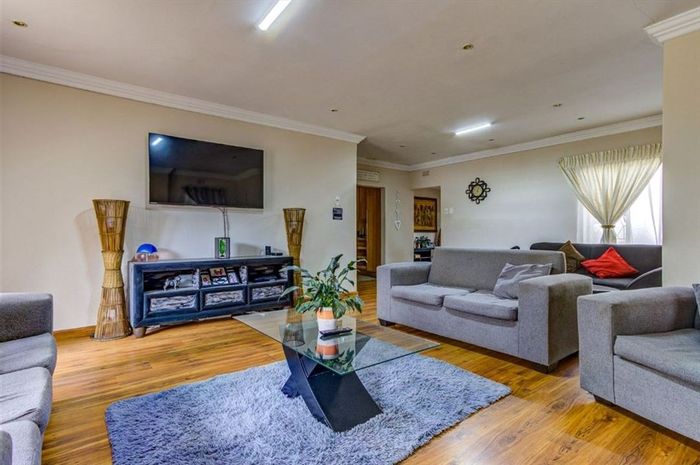 Aston Manor House For Sale: 3 bedrooms, pool, study, double garage, spacious layout.