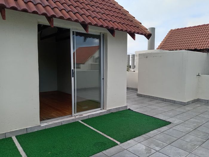 Blackheath Apartment To Rent: 1 Bed, Loft, Two Balconies, Close to Amenities.