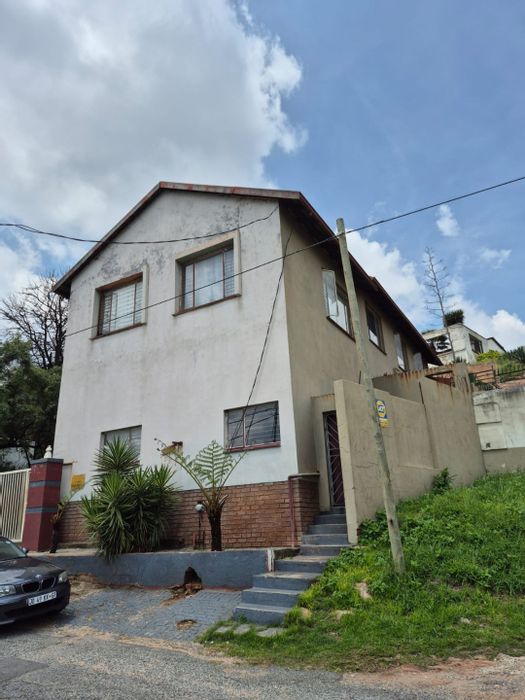 For Sale: Hurst Hill House with 11 rooms, shared amenities, and investment potential.