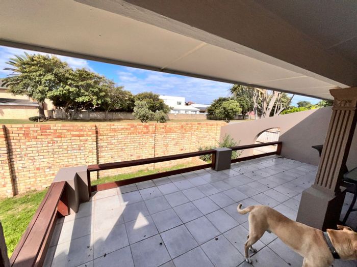 Wavecrest House For Sale: 4 beds, flat, indoor braai, steps from beach.