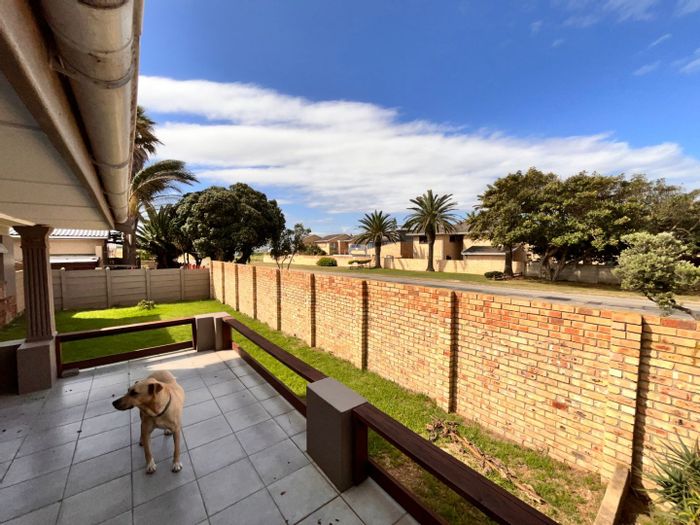 Wavecrest House For Sale: 4 beds, flat, indoor braai, near beach.