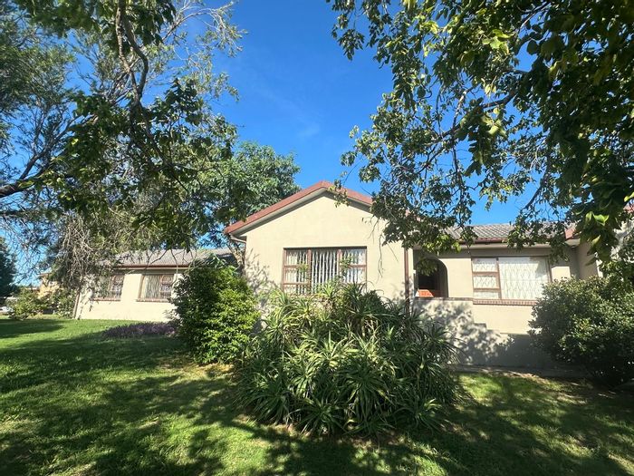 Spacious 4-bedroom house with entertainment area and potential flatlet in Winterhoek Park. For Sale.