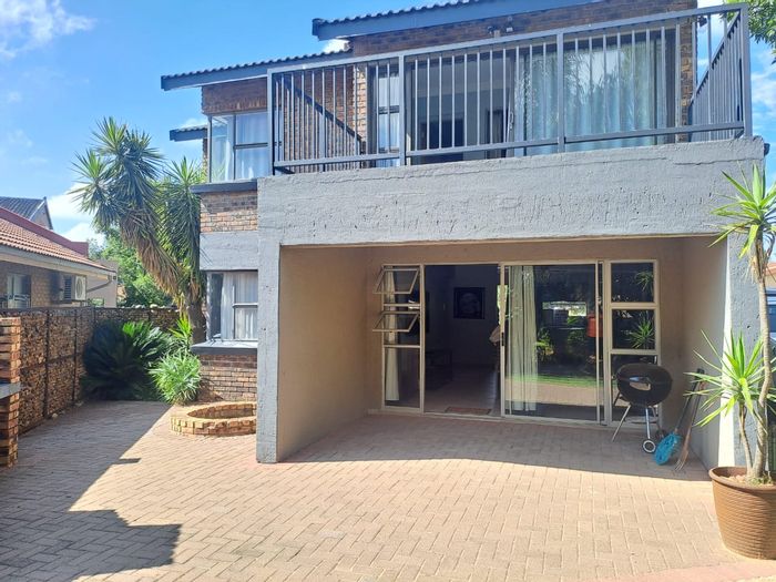 For Sale: Townhouse in Misty Bay with 4 beds, pool, boat launch, and security.