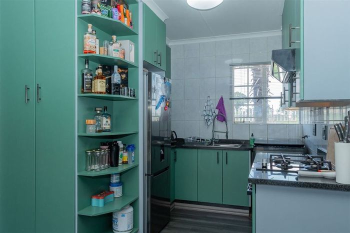 Brentwood Park House For Sale: 2 Bedrooms, Pool, Carport, Functional Layout.