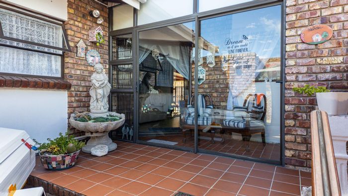 Deoville Park House For Sale: Private pool, secure living, close to beaches.