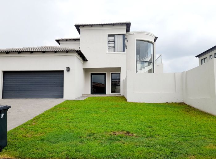 For Sale: House in Blue Valley Golf Estate with 4 en-suite bedrooms, golf amenities.