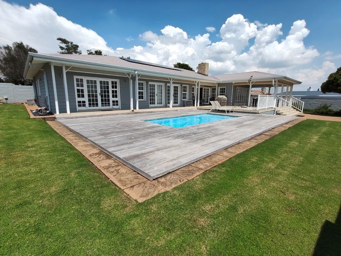 House for Sale in Vaal Marina Central: 5 beds, golf estate, boat launch, clubhouse.