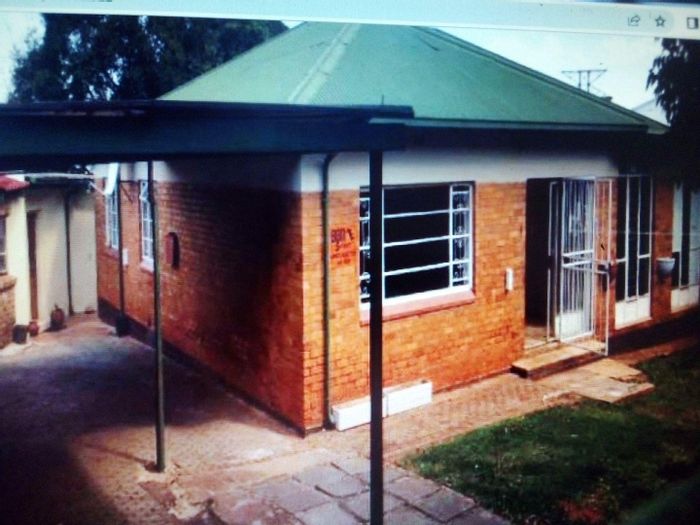 Spacious 3-bedroom house with flatlet and ample parking in Primrose Hill, For Sale.