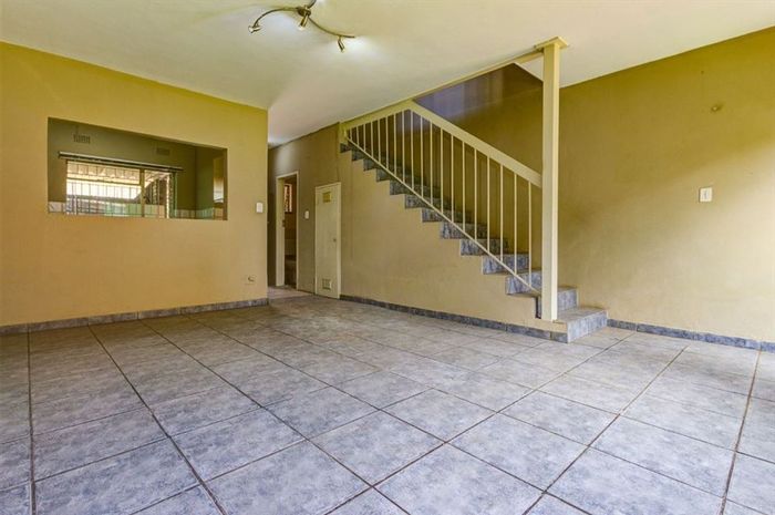 Dayanglen Townhouse For Sale: 2 Bedrooms, Garage, Customization Potential.