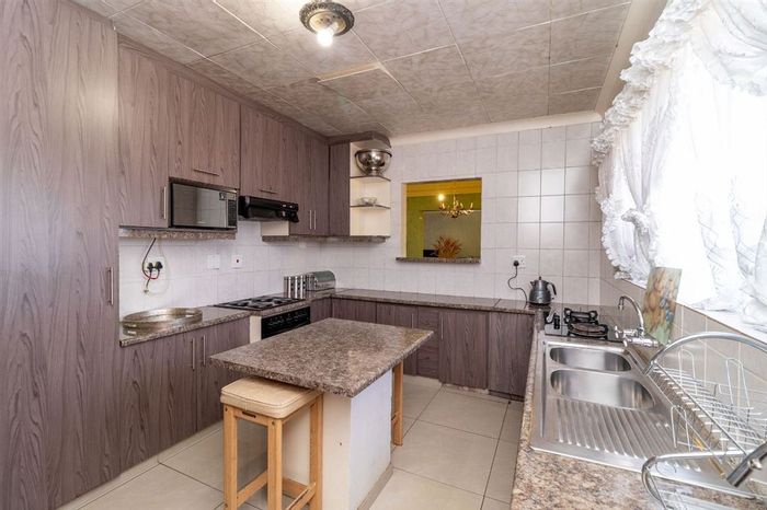 For Sale: House in Morehill with 3 bedrooms, study, garage, and staff quarters.