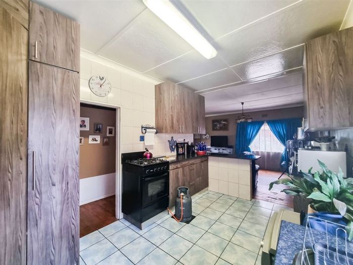 Northmead House For Sale: 3 Bedrooms, Staff Quarters, Spacious Layout, Secure Parking.