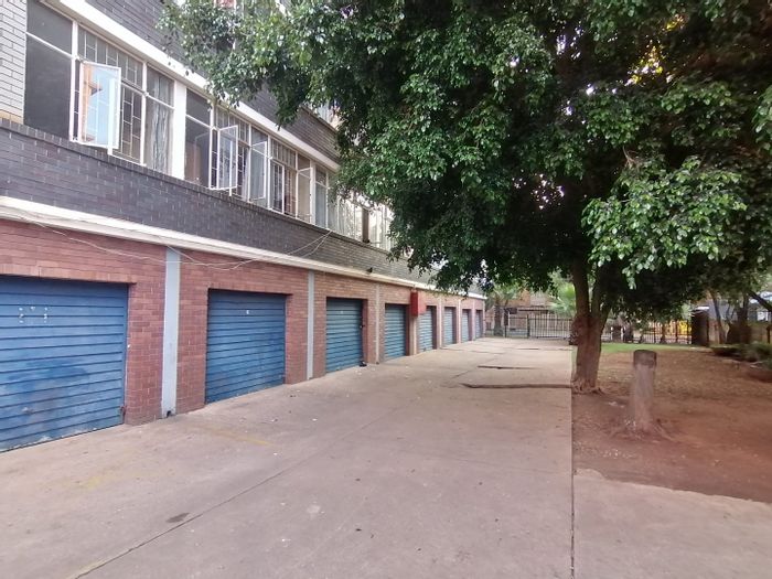 Spacious 2.5-bedroom apartment in Sunnyside, For Sale with ample parking and flexibility.