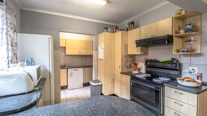 Glen Marais House For Sale: 3 Bedrooms, 2 Bathrooms, Garage, Spacious Living Areas.