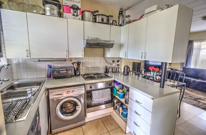 2-Bedroom Townhouse in Kempton Park Ext 4 For Sale with Pool and Carport.