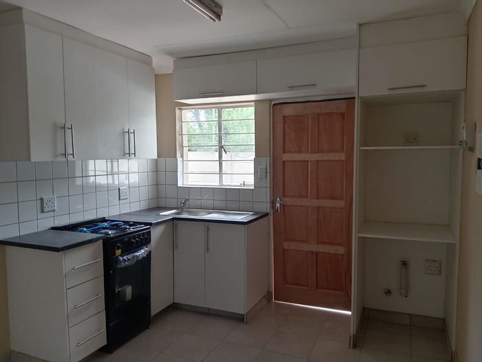 Vorna Valley Apartment To Rent: Studio with secure parking, close to amenities.