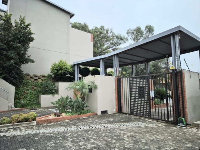 Edenburg Apartment For Sale: 2 beds, 2 baths, loft, dual balconies, fitted kitchen.