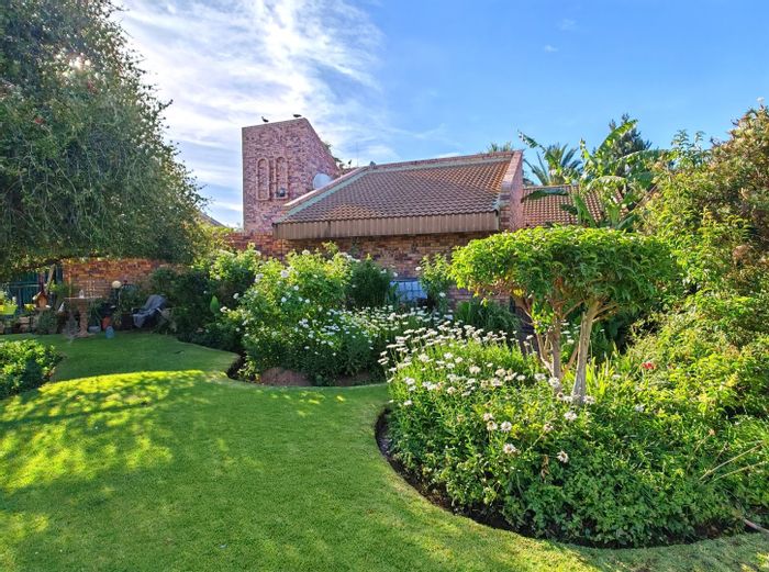 Pellissier House For Sale: Unique design, spacious flats, lush garden, ample parking.